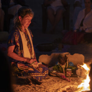 Abuela en ceremonia de fuego