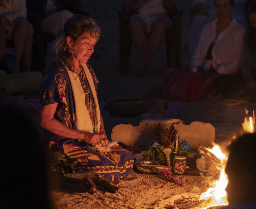 Abuela en ceremonia de fuego
